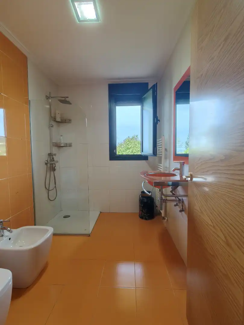 Bany de Casa o xalet en venda en Siero amb Jardí privat, Terrassa i Traster