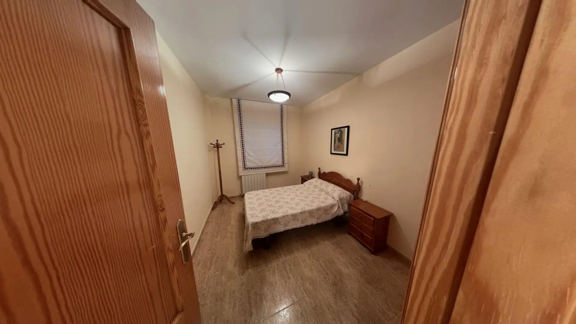 Habitación de Casa adosada en venta en Caudete de las Fuentes con Calefacción, Terraza y Amueblado