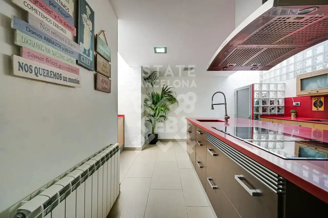 Küche von Einfamilien-Reihenhaus zum Verkauf in Mataró mit Klimaanlage, Heizung und Terrasse