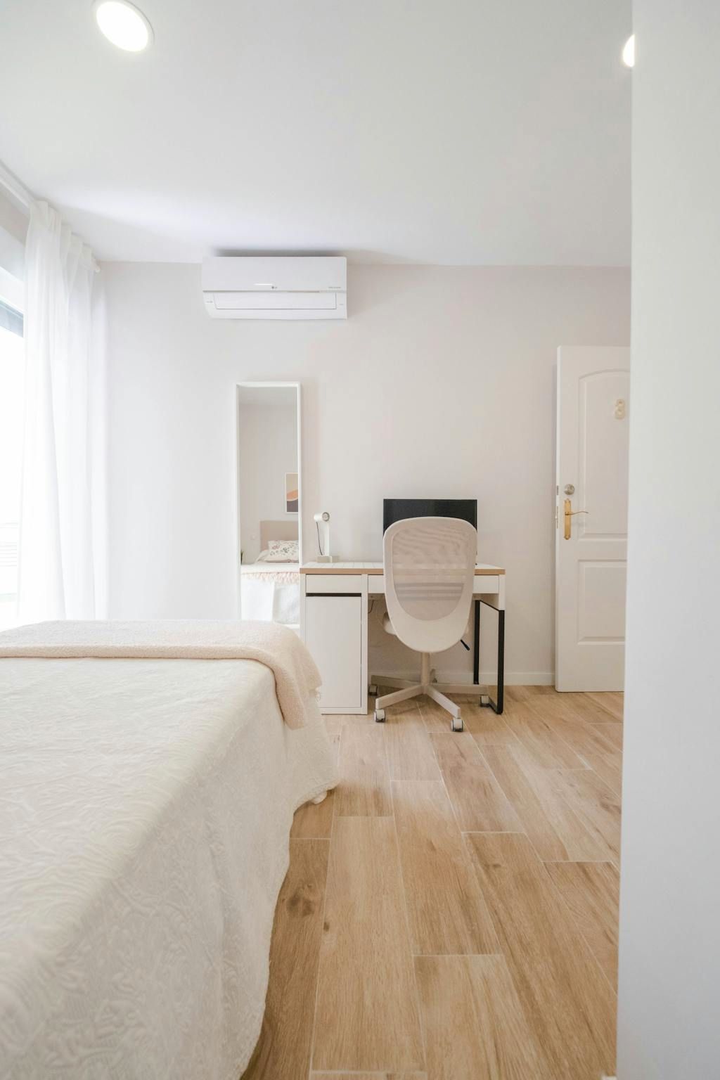 Bedroom of Flat for share in  Madrid Capital  with Air Conditioner, Heating and Private garden