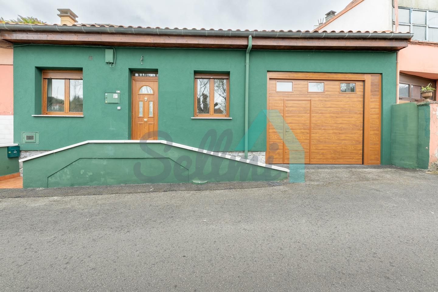 Exterior view of Single-family semi-detached for sale in Oviedo   with Air Conditioner and Private garden