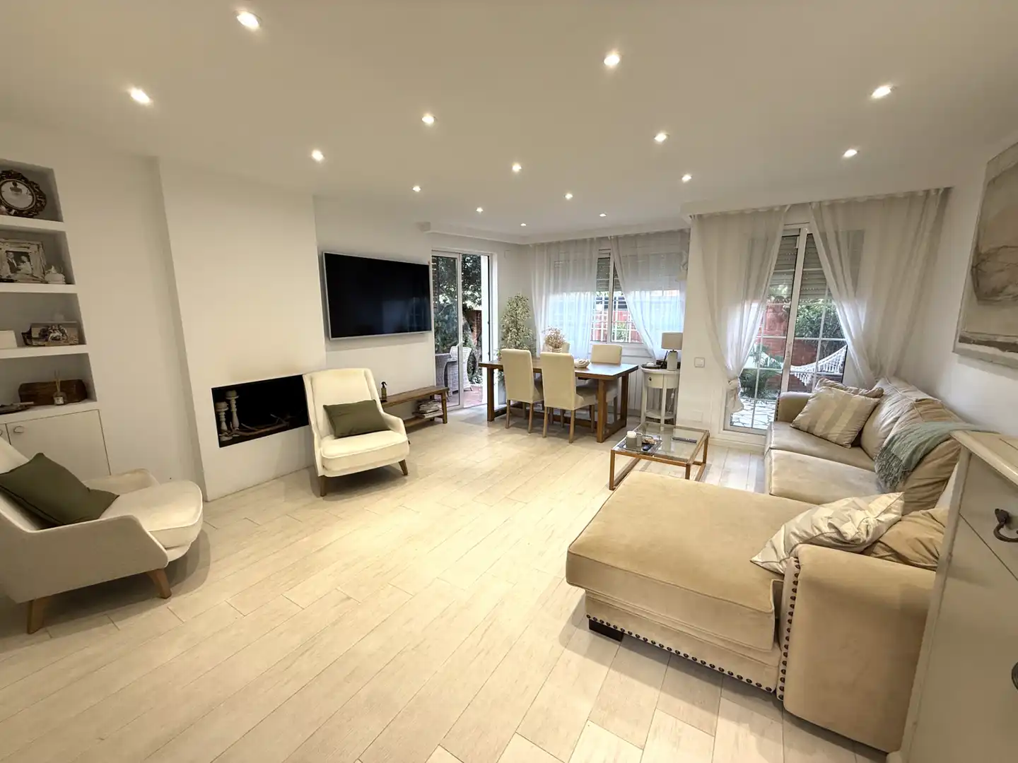 Living room of Houses for sale in Sant Joan Despí  with Air Conditioner, Heating and Private garden
