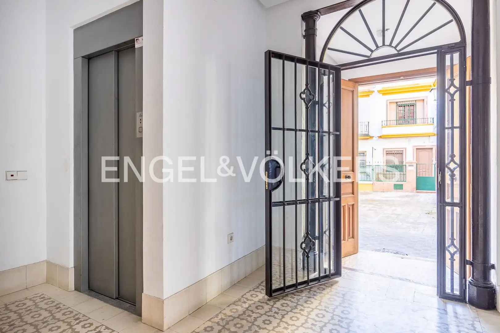Houses for sale in Sevilla  with Air Conditioner, Heating and Storage room