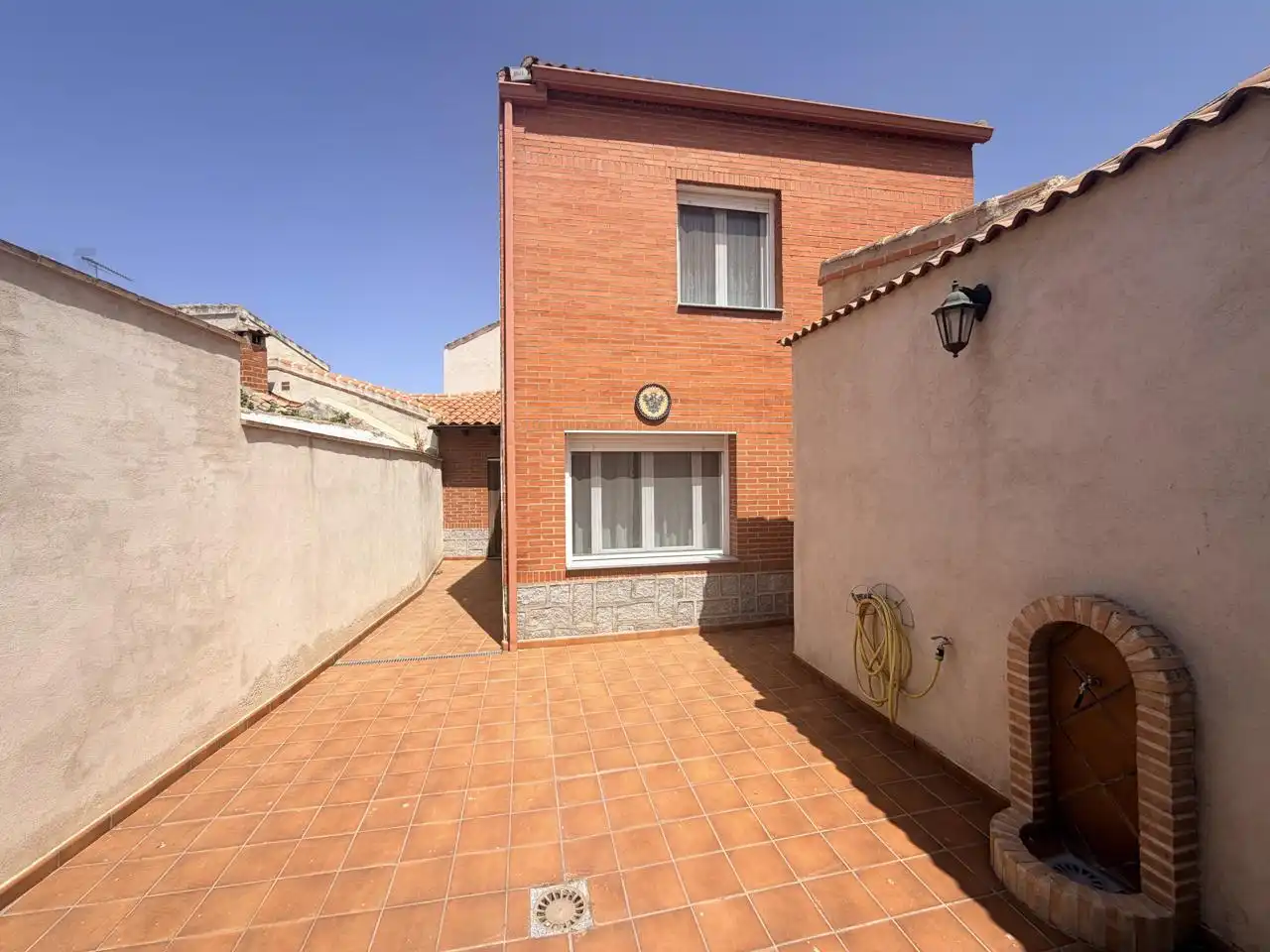 Vista exterior de Casa o xalet en venda en Menasalbas amb Calefacció, Jardí privat i Traster