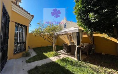 Exterior view of Single-family semi-detached for sale in Tomares  with Air Conditioner, Private garden and Community pool