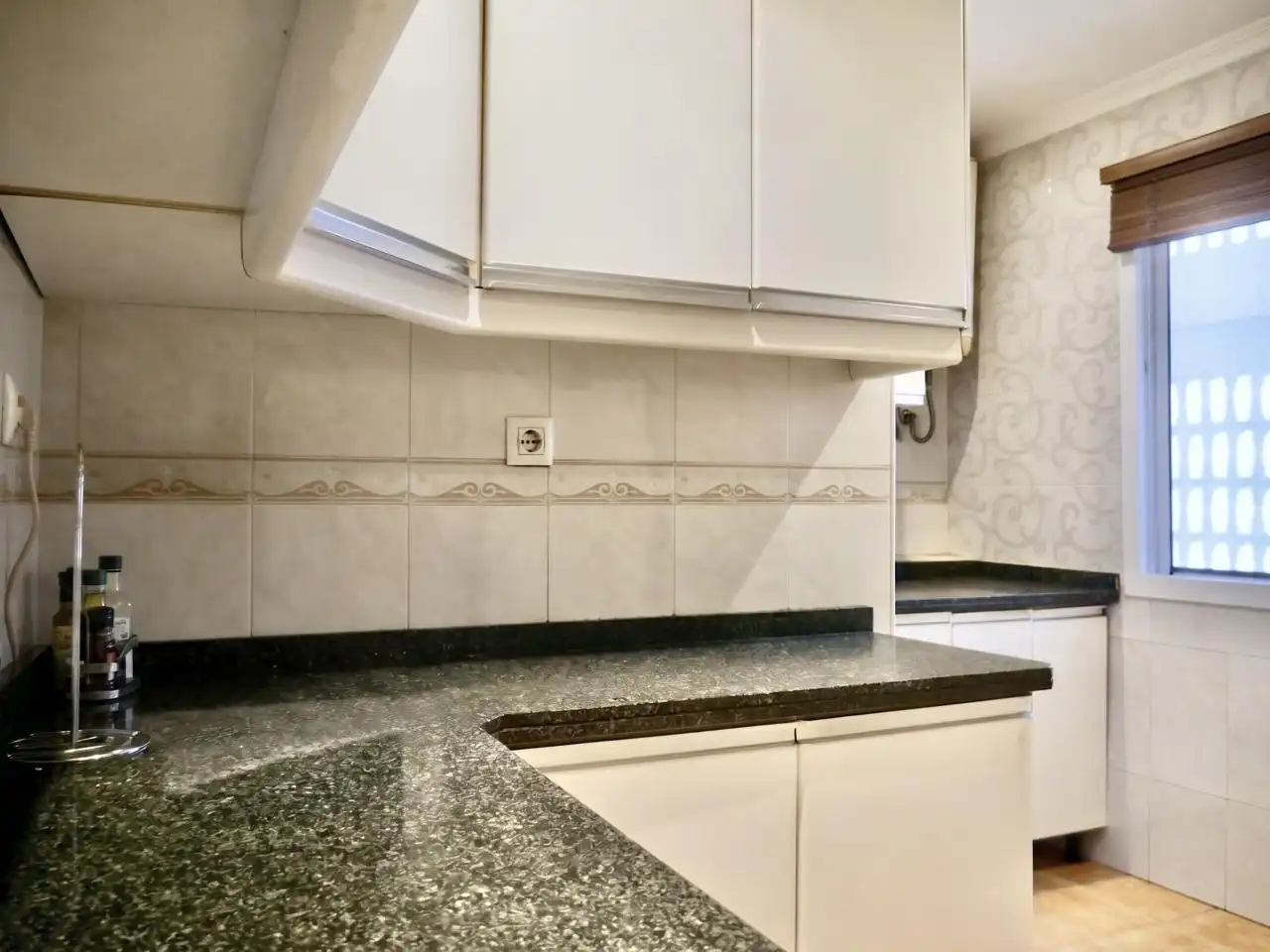 Küche von Wohnung zum Verkauf in Sevilla mit Klimaanlage, Terrasse und Möbliert