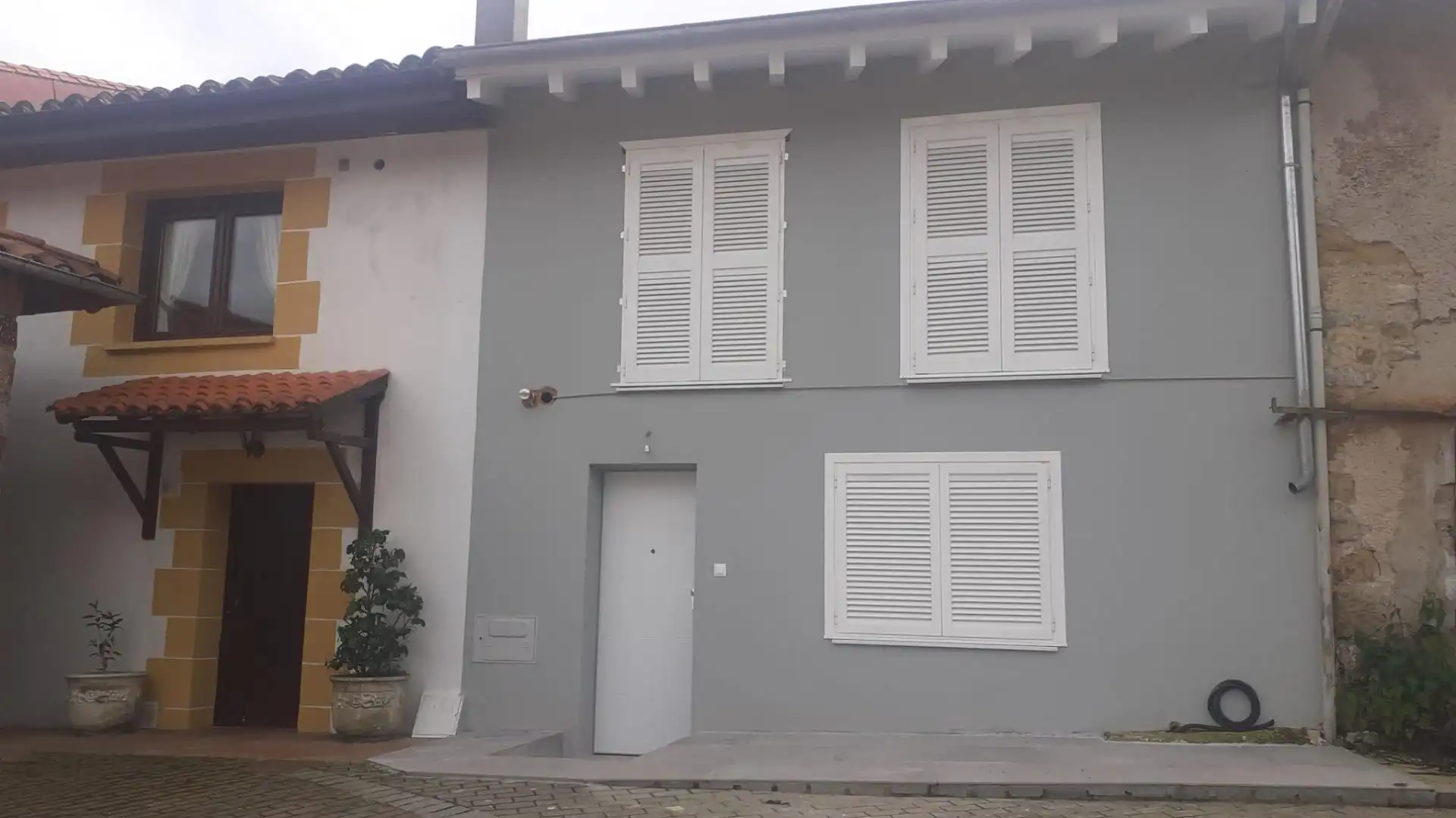 Vista exterior de Casa adosada en venda en Udías amb Calefacció