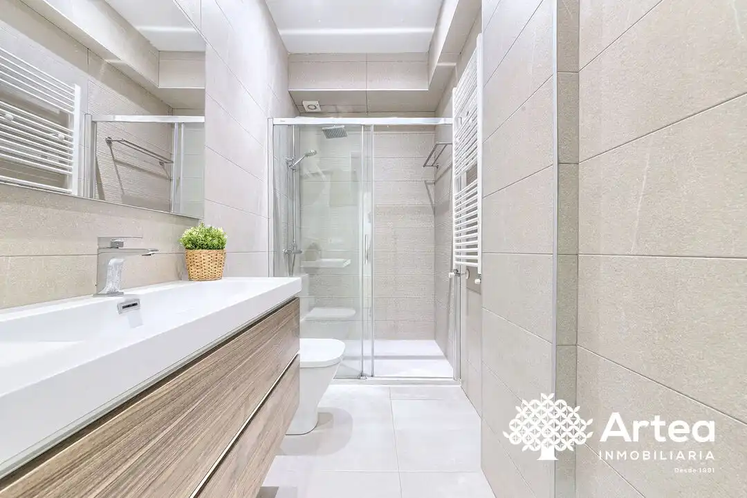Badezimmer von Wohnung zum Verkauf in Bilbao  mit Heizung, Privatgarten und Möbliert