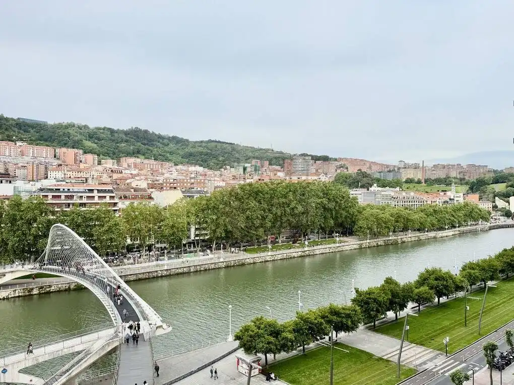 Außenansicht von Wohnung zur Miete in Bilbao  mit Klimaanlage, Heizung und Abstellraum