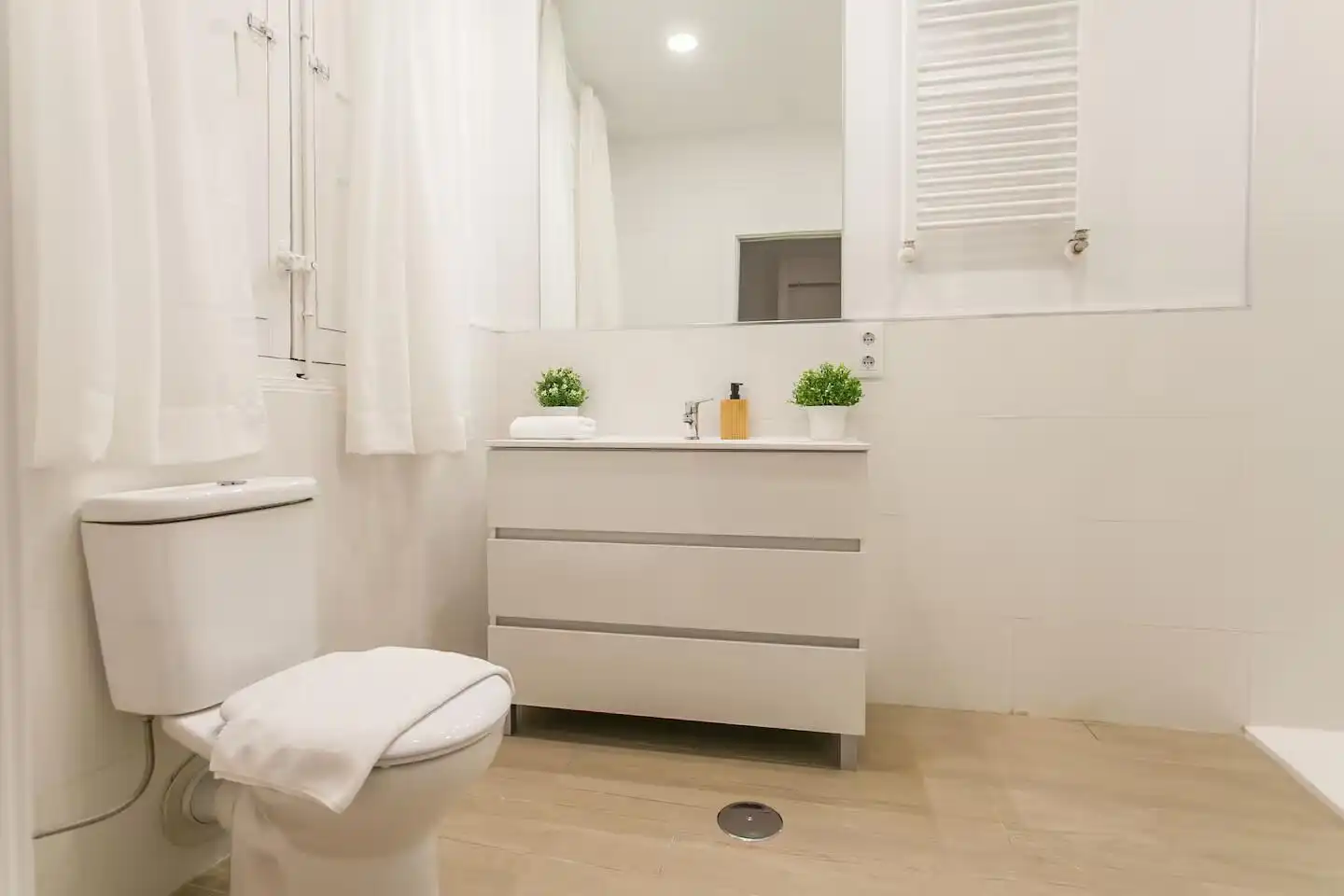 Badezimmer von Wohnungen zur Miete in Bilbao  mit Klimaanlage, Terrasse und Möbliert