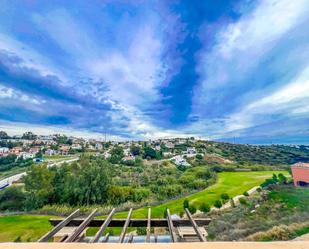 Vista exterior de Dúplex en venda en Estepona amb Aire condicionat, Terrassa i Piscina