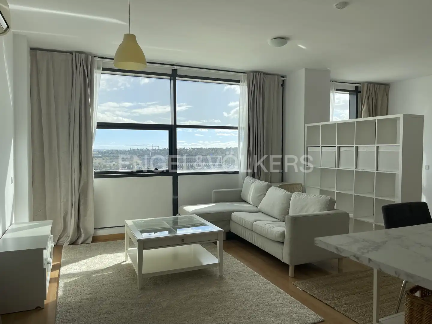Living room of Study for rent in San Sebastián de los Reyes  with Air Conditioner, Heating and Parquet flooring