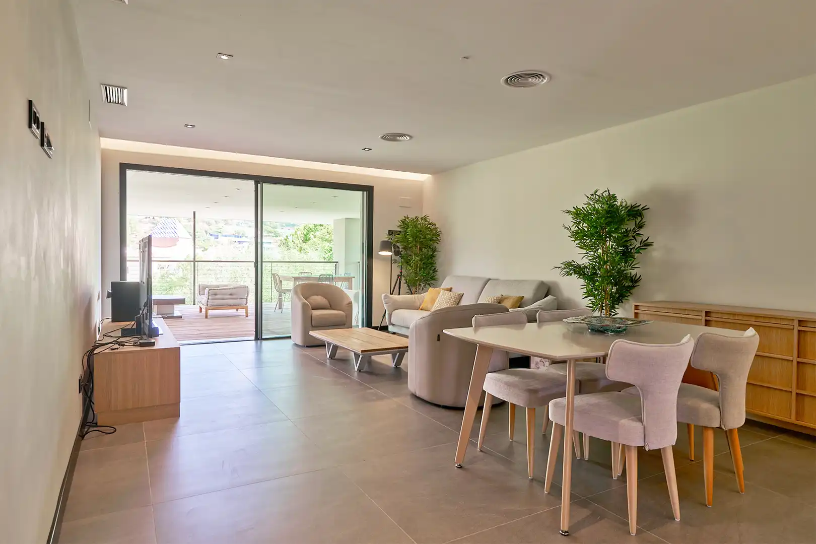 Sala de estar de Casa o chalet en venta en Benahavís con Aire acondicionado, Calefacción y Jardín privado