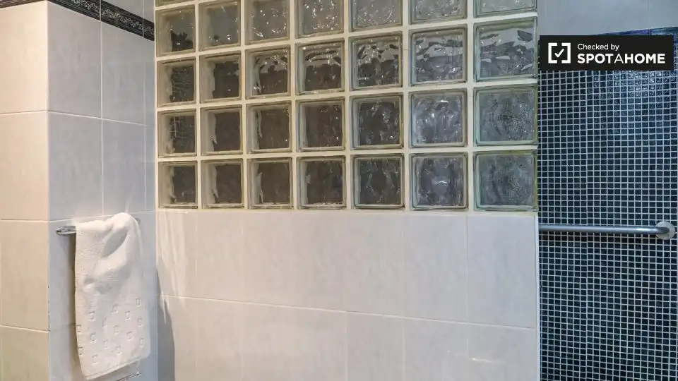 Baño de Piso de alquiler en Valencia con Aire acondicionado, Calefacción y Amueblado