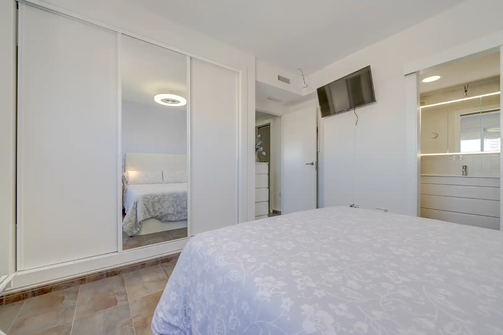 Schlafzimmer von Dachboden zum Verkauf in La Pobla de Farnals mit Klimaanlage, Heizung und Terrasse