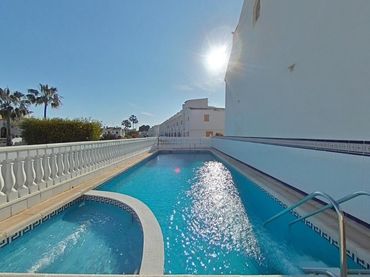 Casa aparellada amb piscina en venda a C/ Mayor