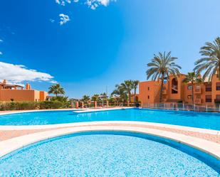 Piscina de Apartament en venda en Benahavís amb Aire condicionat, Calefacció i Jardí privat