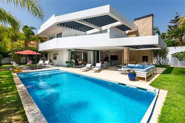 Chalet con terraza en venta en Nueva Andalucía