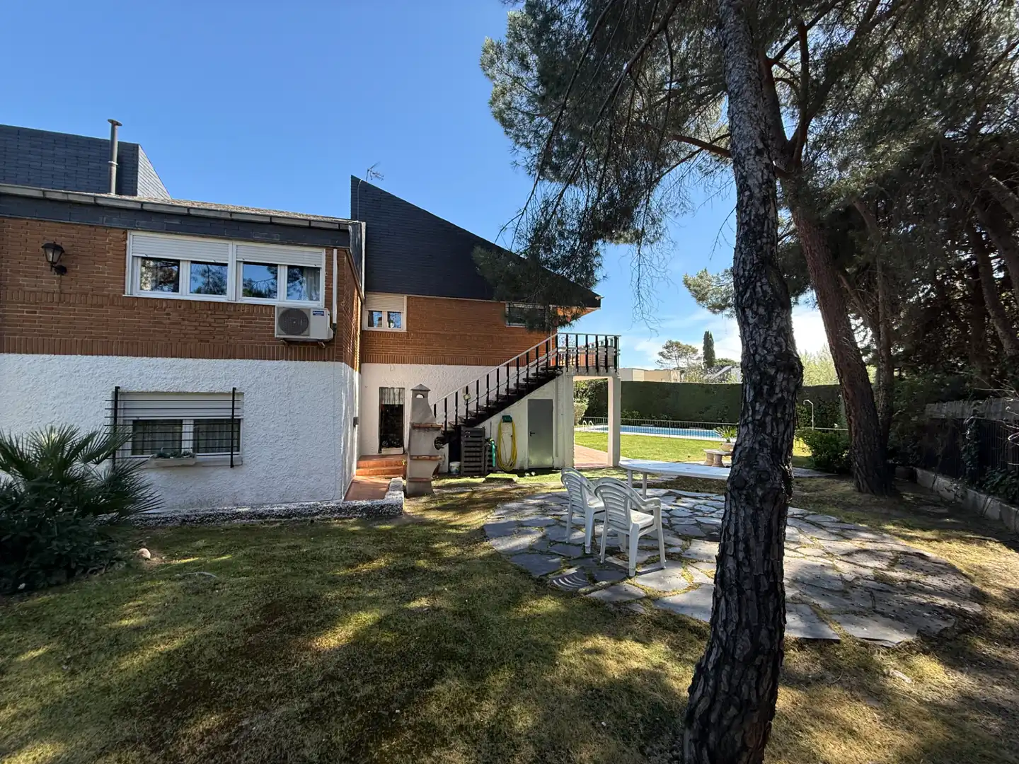 Vista exterior de Casa o xalet en venda en Las Rozas de Madrid amb Aire condicionat, Calefacció i Jardí privat