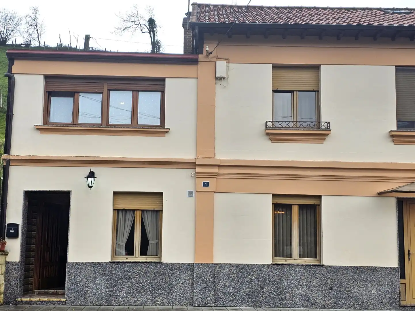 Vista exterior de Casa adosada de alquiler en Bimenes con Calefacción, Trastero y Amueblado