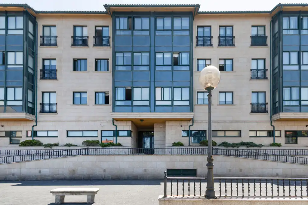 Vista exterior de Pis en venda en Oleiros amb Calefacció i Traster