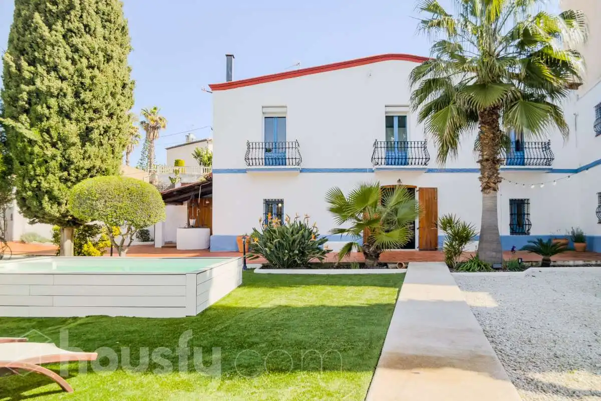 Vista exterior de Finca rústica en venta en Montgat con Calefacción, Jardín privado y Terraza