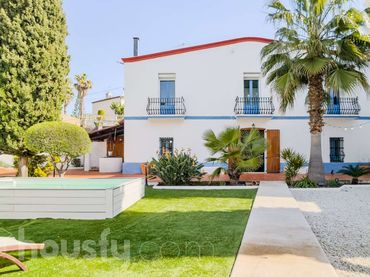 Casa rústica amb balcó en venda a Carrer Riera de Sant Jordi .
