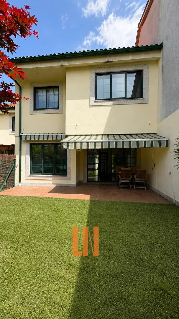 Terraza de Casa adosada en venta en Oleiros con Calefacción, Jardín privado y Parquet