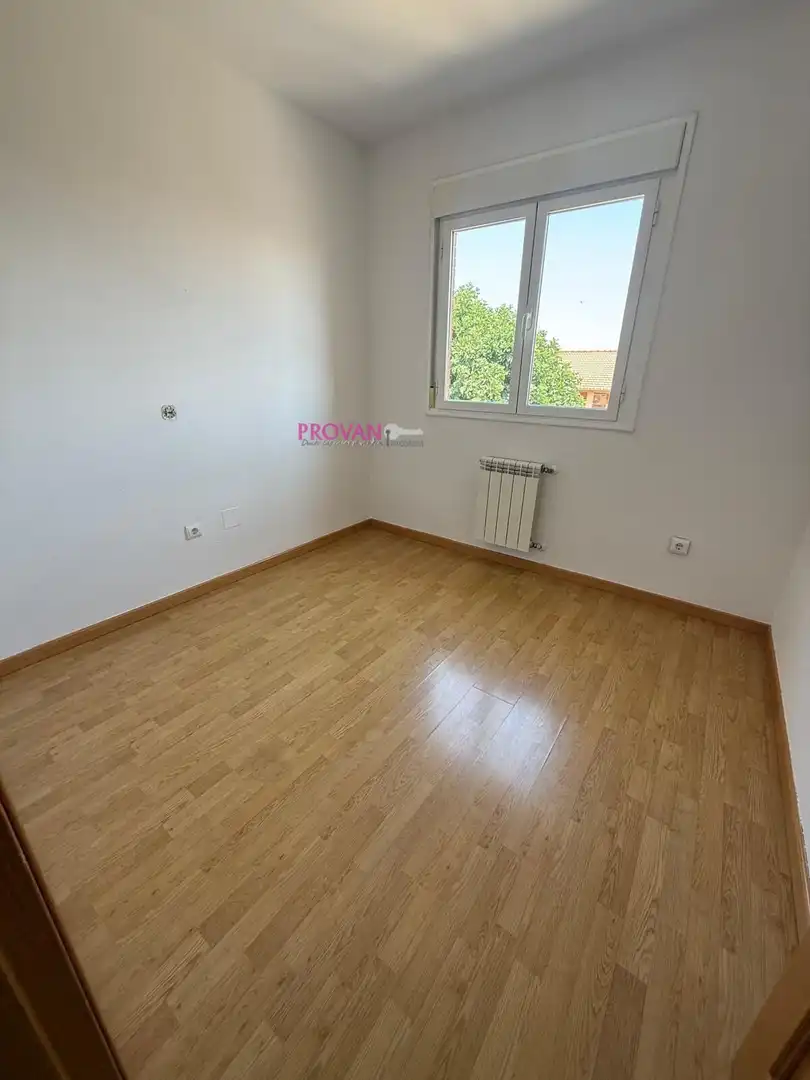 Habitación de Casa adosada en venta en Galápagos con Calefacción y Jardín privado