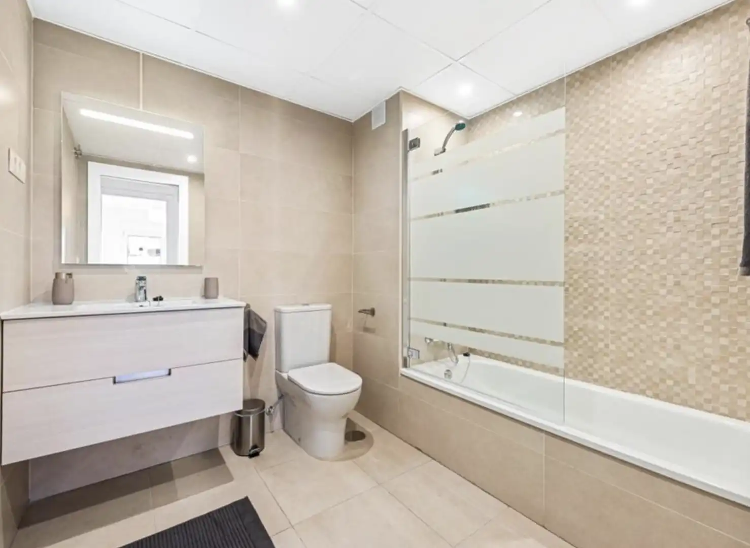 Baño de Apartamento en venta en Marbella con Aire acondicionado, Calefacción y Terraza