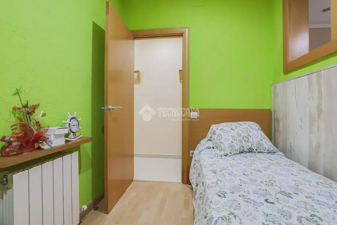 Bedroom of Flat for sale in Terrassa  with Air Conditioner, Heating and Terrace