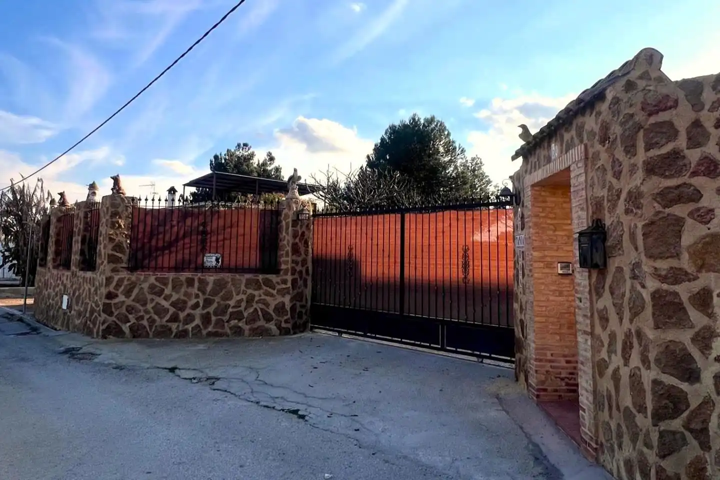 Vista exterior de Casa o xalet en venda en Orihuela amb Aire condicionat, Calefacció i Jardí privat