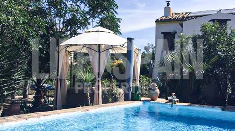 Chalet con piscina, agua y luz. Listo para vivir.