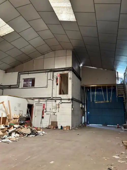 Außenansicht von Fabrikhallen zum Verkauf in Madrid