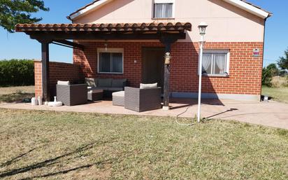 Terrassa de Casa o xalet en venda en Fuentes de Carbajal amb Calefacció, Jardí privat i Parquet