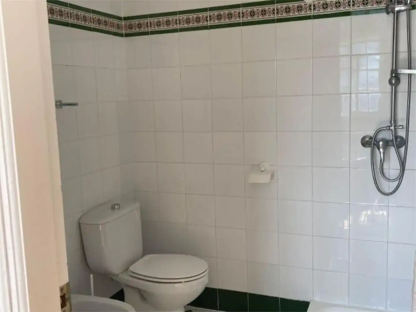 Bany de Casa adosada de lloguer en Istán amb Aire condicionat, Jardí privat i Piscina