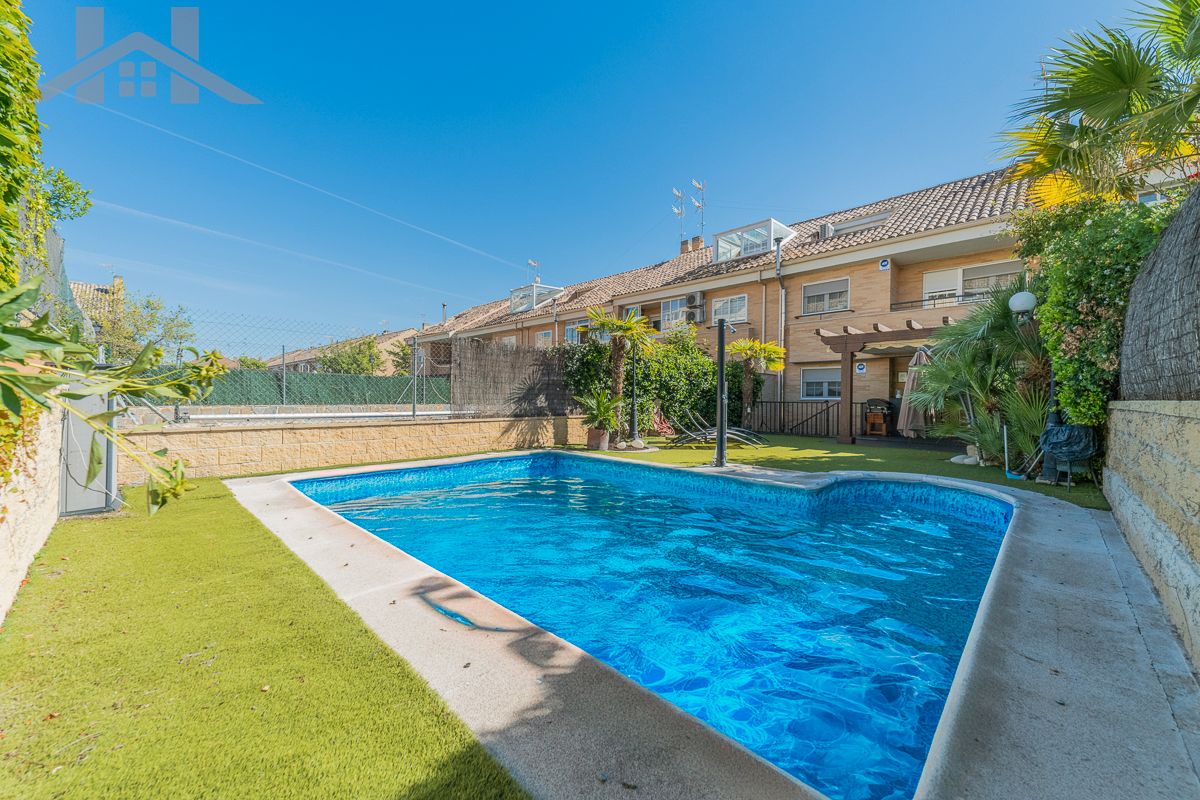 Piscina de Casa adosada en venda en Arroyomolinos (Madrid) amb Aire condicionat, Calefacció i Jardí privat