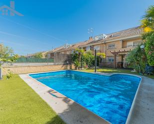 Piscina de Casa adosada en venda en Arroyomolinos (Madrid) amb Aire condicionat, Calefacció i Jardí privat