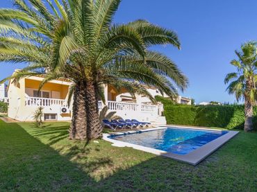 Chalet con piscina en venta en Calle Calle Margallo