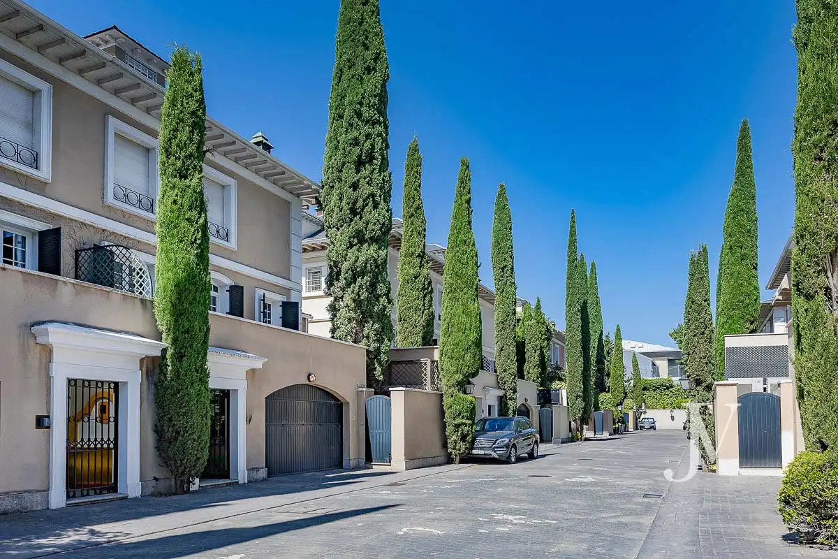 Vista exterior de Casa adosada en venta en Madrid con Aire acondicionado, Calefacción y Jardín privado