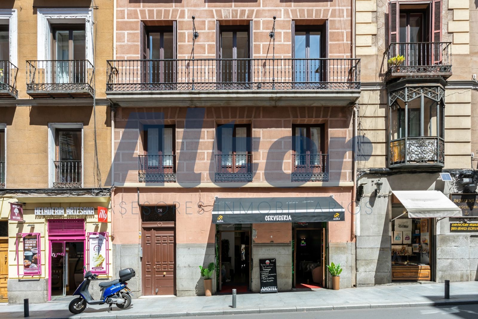 Exterior view of Building for sale in  Madrid Capital