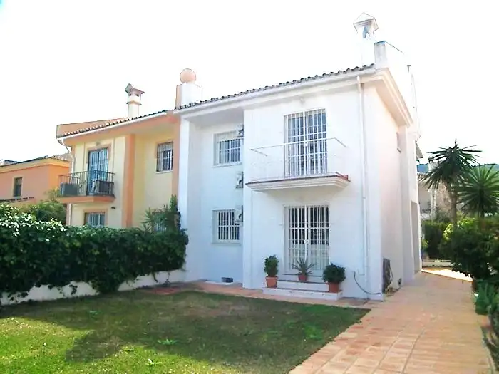 Jardí de Casa adosada en venda en Alhaurín de la Torre amb Aire condicionat, Jardí privat i Terrassa