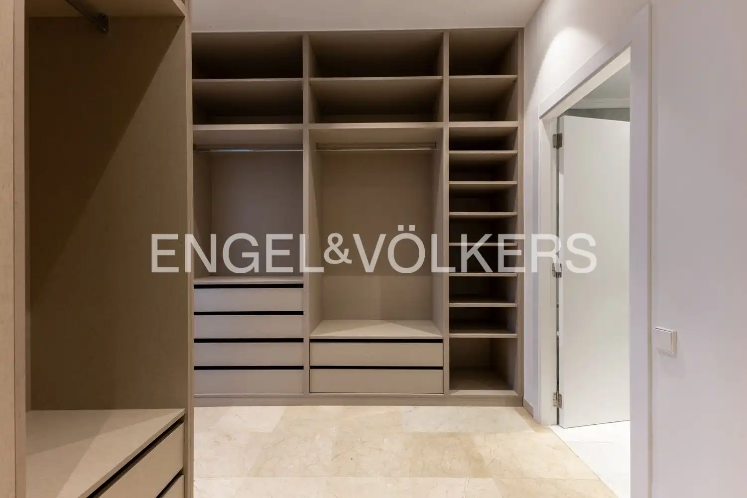 Habitación de Piso de alquiler en Valencia con Aire acondicionado, Calefacción y Amueblado