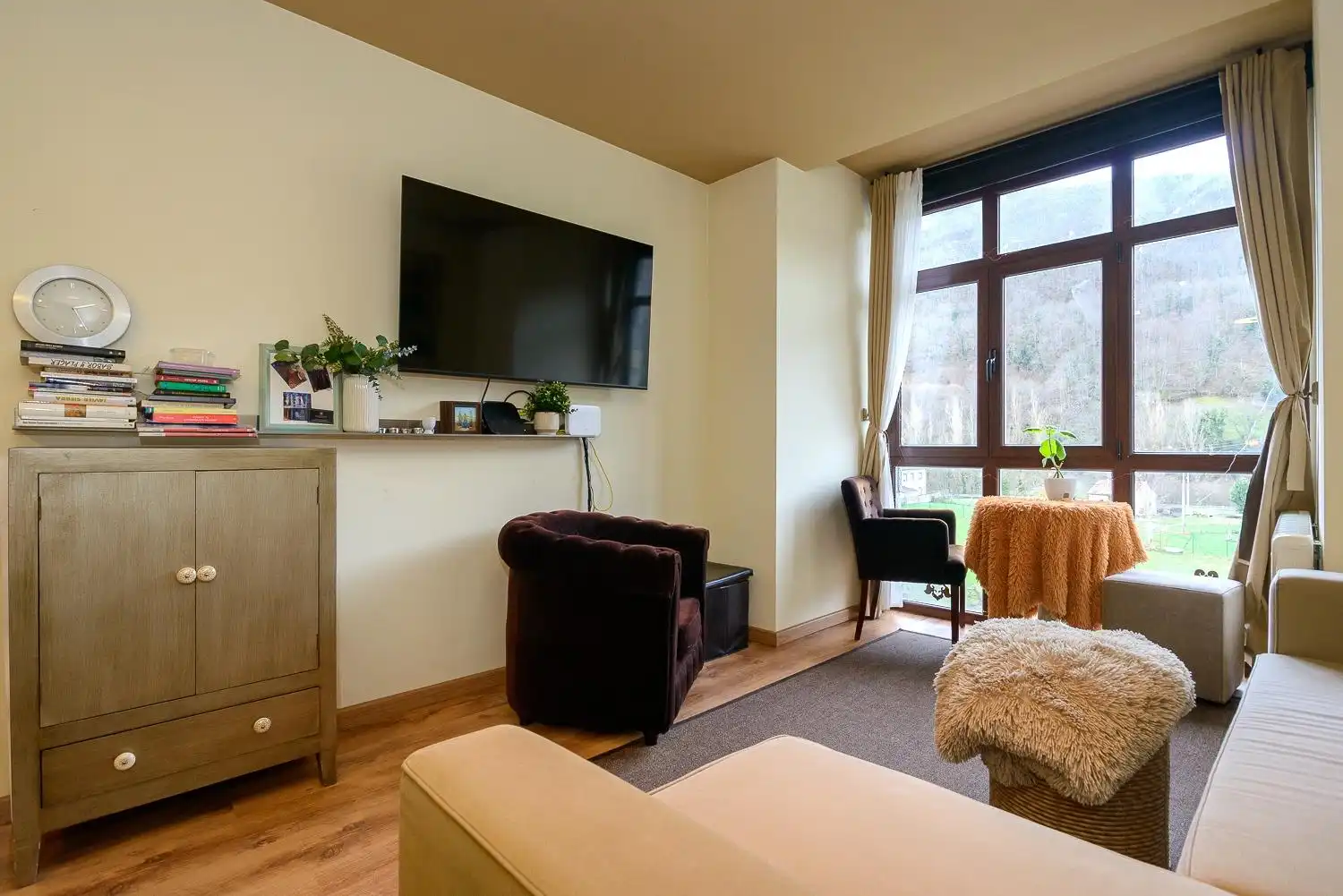 Sala de estar de Piso en venta en Aller con Calefacción, Trastero y Amueblado