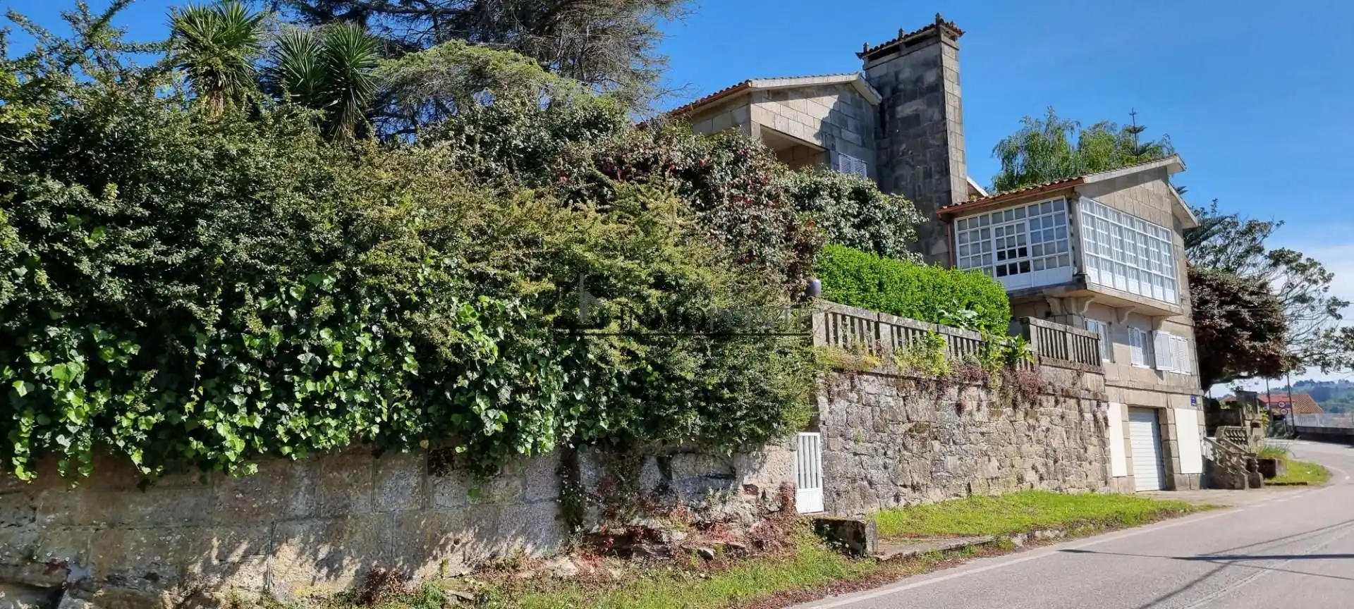 Vista exterior de Casa o xalet en venda en Pontevedra Capital  amb Calefacció, Jardí privat i Terrassa
