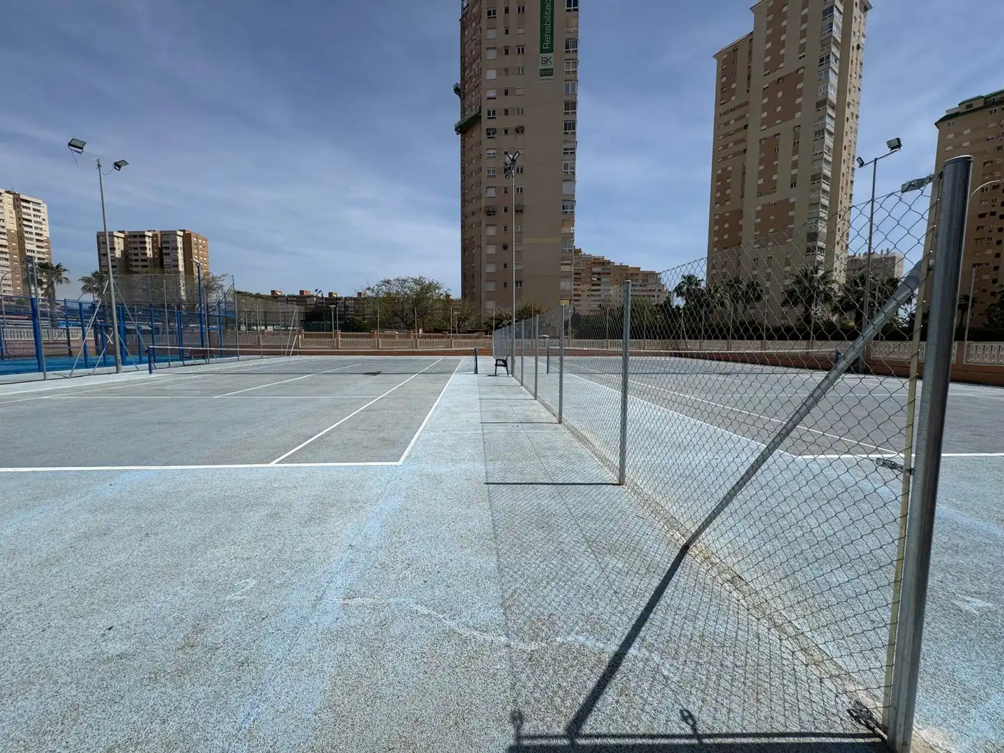 Aparcament de Apartament de lloguer en El Campello amb Jardí privat, Terrassa i Moblat