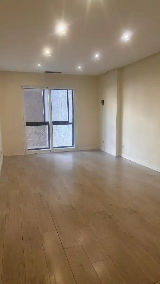 Wohnzimmer von Wohnungen zur Miete in  Madrid Capital mit Klimaanlage, Schwimmbad und Balkon