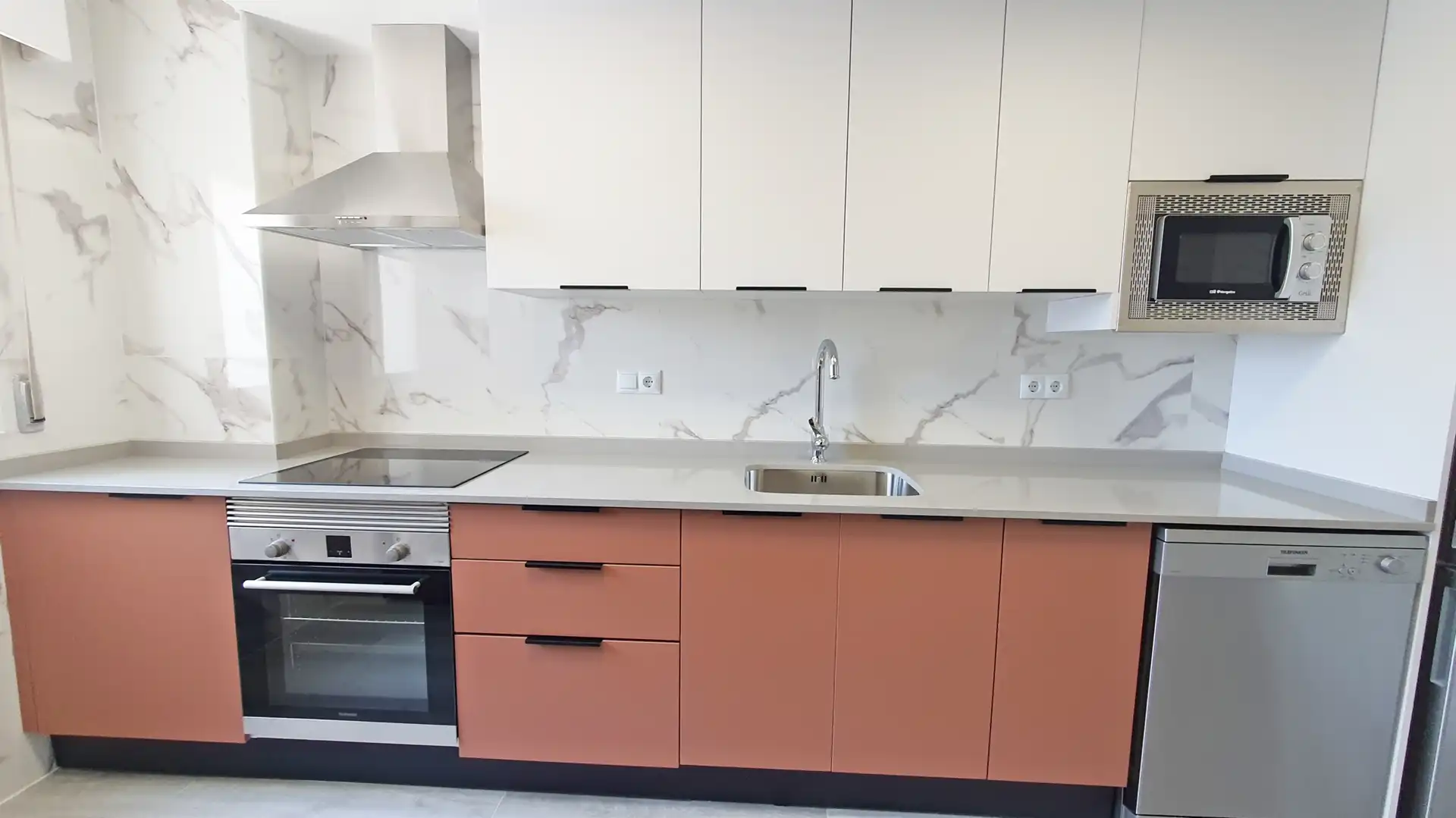 Cuina de Apartament de lloguer en Gandia amb Aire condicionat, Terrassa i Moblat