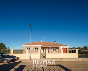 Vista exterior de Casa o xalet en venda en Villanueva de Duero amb Jardí privat, Traster i Moblat