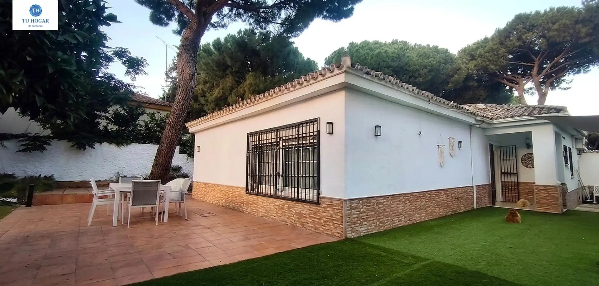 Vista exterior de Casa o xalet en venda en Alcalá de Guadaira amb Calefacció, Jardí privat i Terrassa